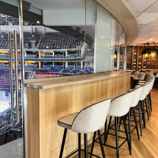 Барная стойка у панорамного окна